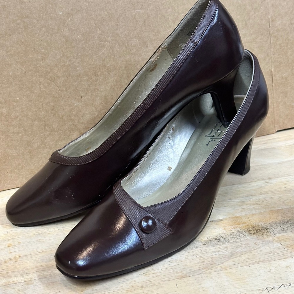 Soft Style Pumps Women 9.5 Brown Button Trim Block Heel H70436 Excellent